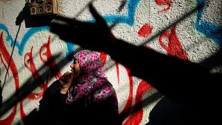 Frau trauert um Angehörigen, der bei israelischeLuftangriffen getötet wurde