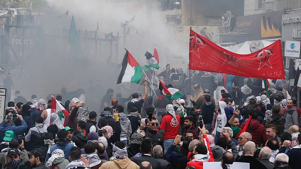 Beirut: proteste contro l'ambasciata americana degenerano in violenza Beirut: proteste contro l'ambasciata americana degenerano in violenza