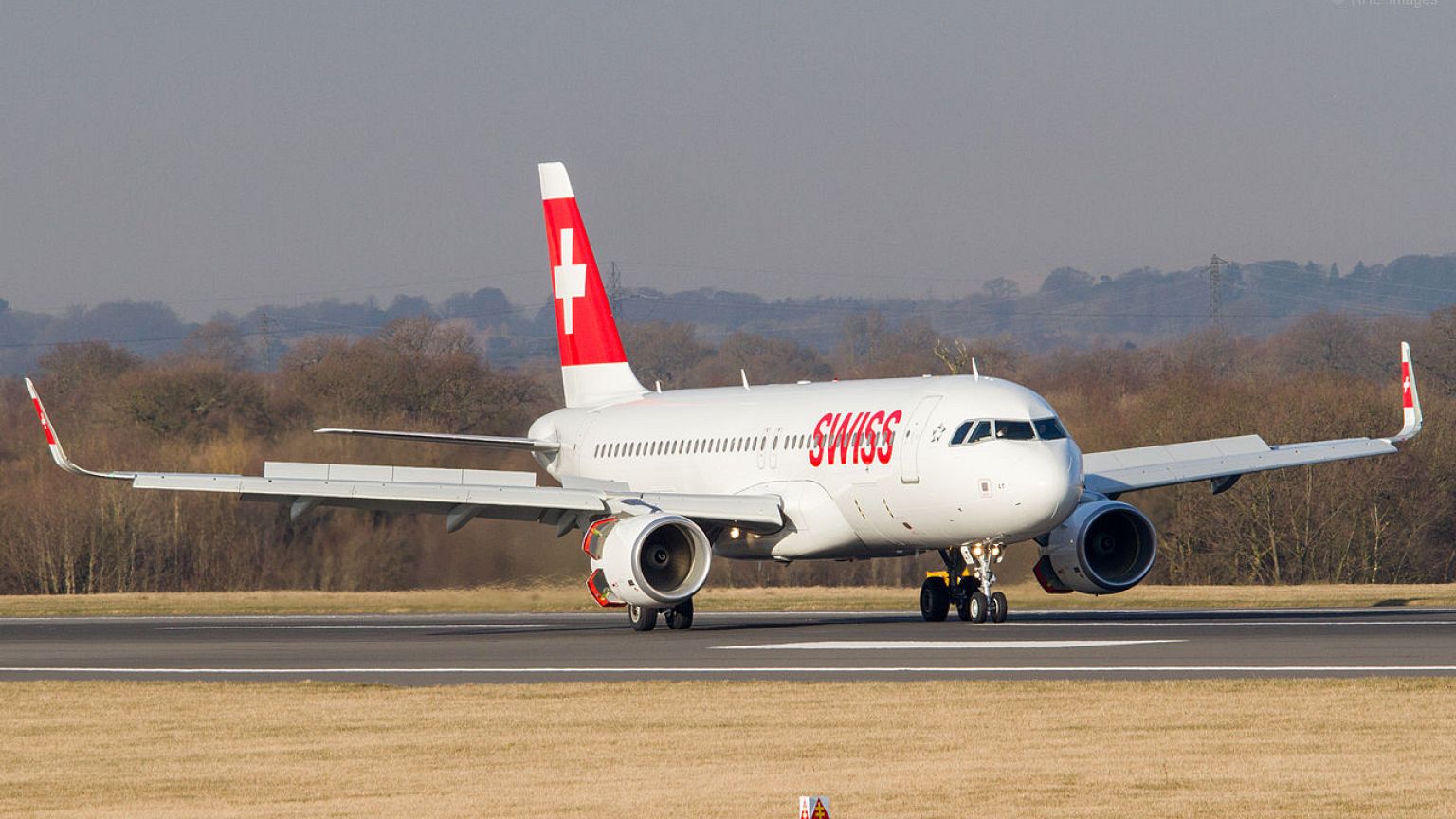 Kein Schampus mehr: Flugreisende randaliert, Pilot landet