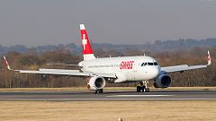 Kein Schampus mehr: Flugreisende randaliert, Pilot landet