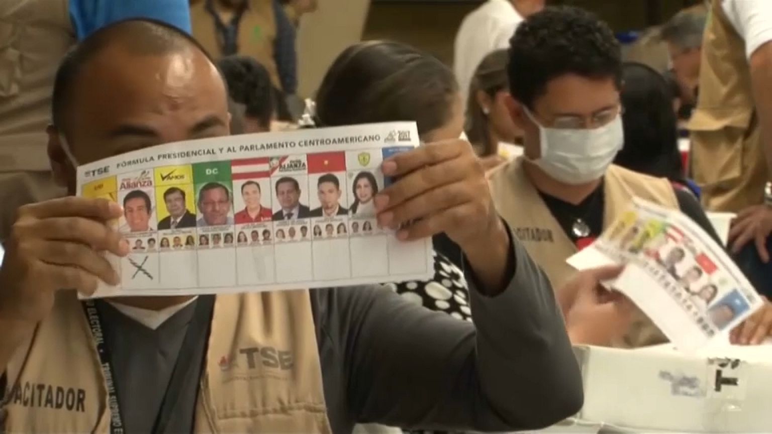 Un observador enseña la papeleta a otros compañeros antes de contabilizarla