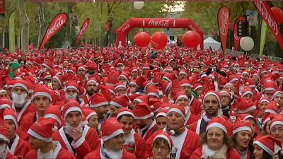 Weihnachtsmänner rennen durch Madrid
