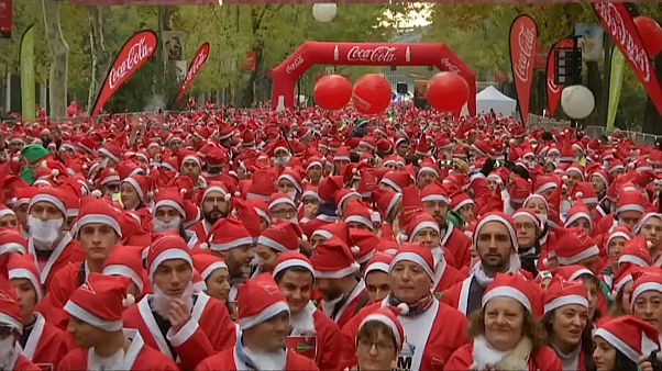 Weihnachtsmänner rennen durch Madrid Weihnachtsmänner rennen durch Madrid
