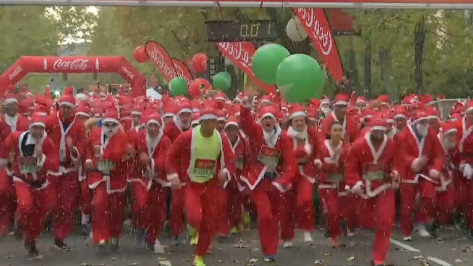 Miles de Papá Noel solidarios recorren Madrid