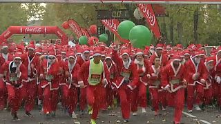 Miles de Papá Noel solidarios recorren Madrid
