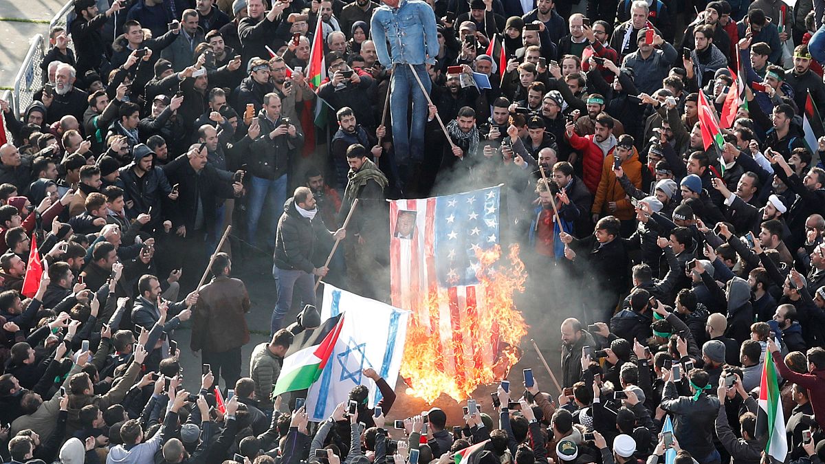 Proteste in Istanbul, bei denen eine US-Flagge verbrannt wird