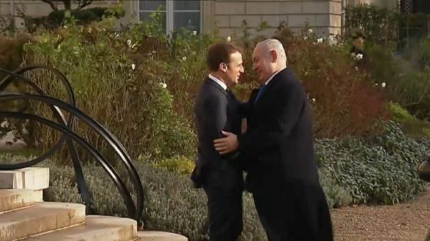 Macron pide a Netanyahu un gesto de valentía para alcanzar la paz con los palestinos Macron pide a Netanyahu un gesto de valentía para alcanzar la paz con los palestinos