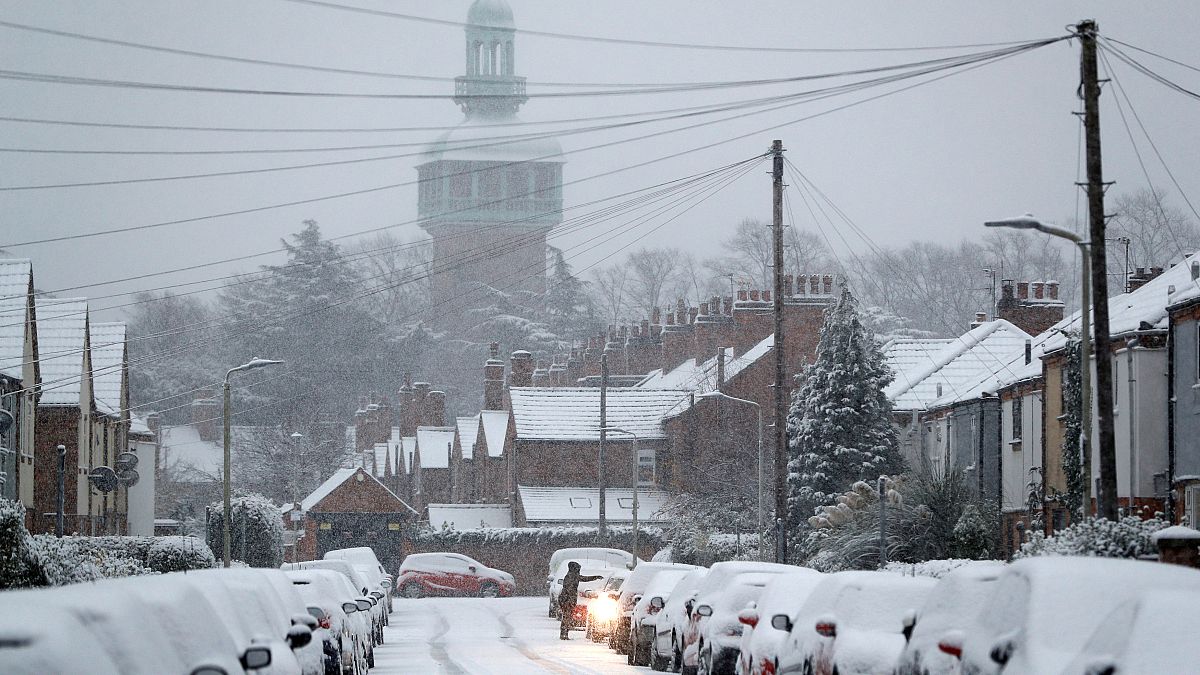Tempesta di neve nel Regno Unito, gravi disagi nei trasporti