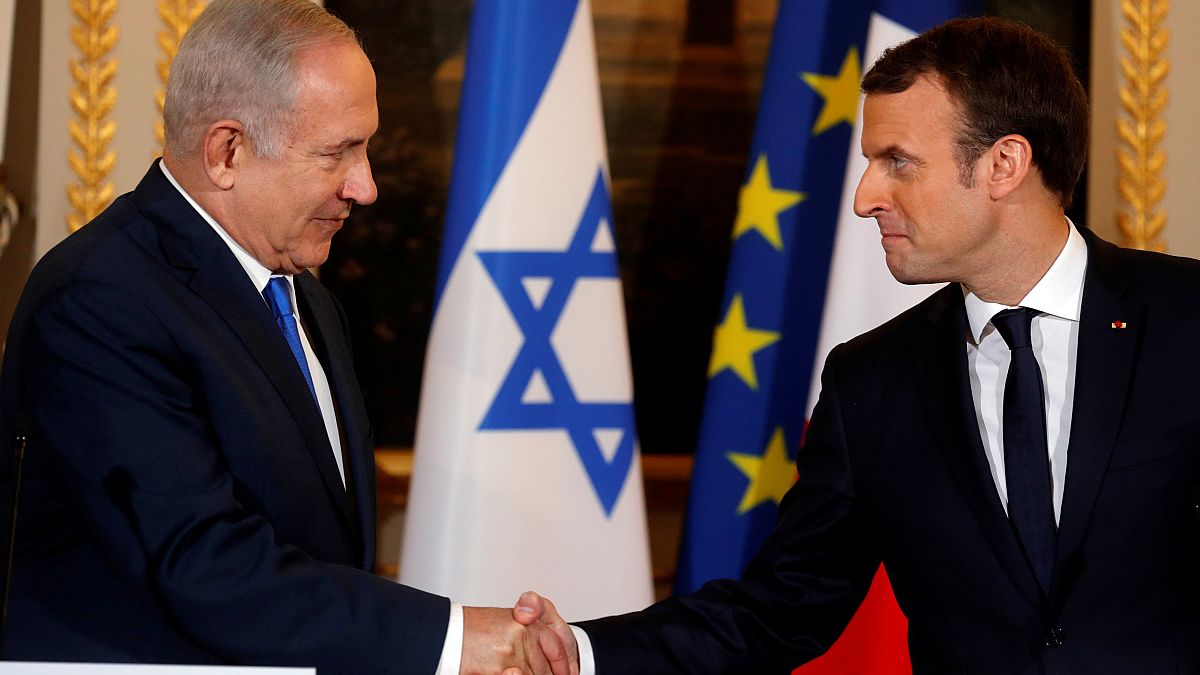 الرئيس الفرنسي إيمانويل ماكرون ورئيس الوزراء الإسرائيلي بنيامين نتنياهو