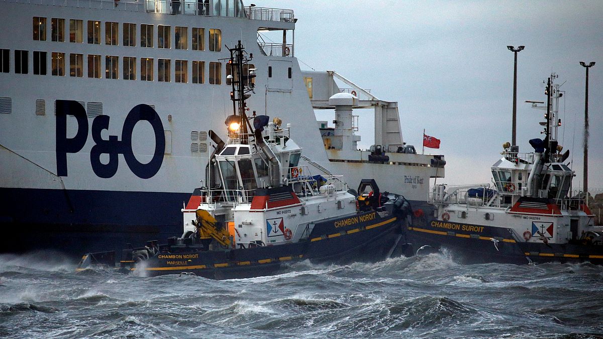 Un navire échoué dans le port de Calais 