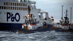 Un navire échoué dans le port de Calais 