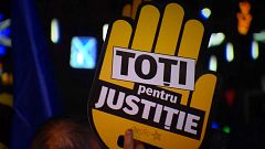 Thousands of Romanians accuse government of backtracking on corruption