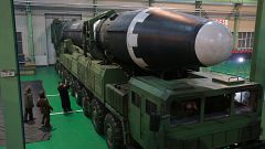  زعيم كوريا الشمالية كيم جونغ أون يشاهد صاروخ باليستي عابر للقارات