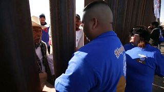 "Dreamers" e famílias encontram-se na fronteira EUA/México
