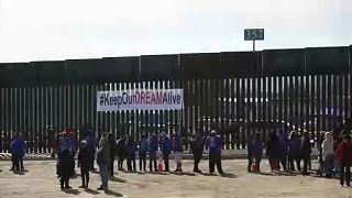 Szétszakított családok tüntettek a mexikói határnál