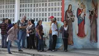 Persone in coda al seggio a Maracaibo, Venezuela