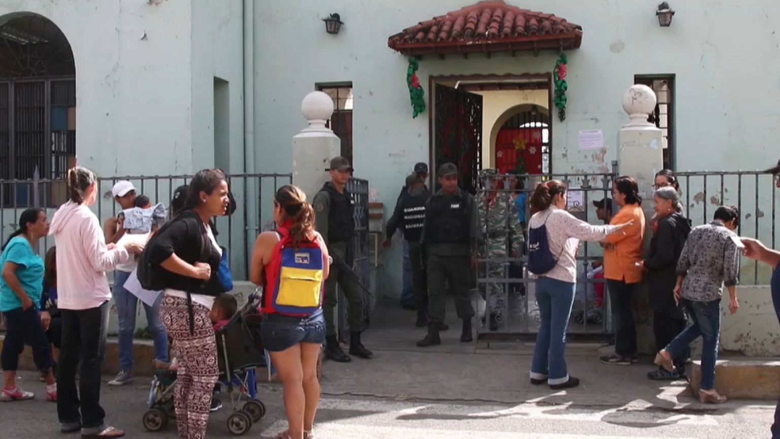 Algunos electores eran abordados a la entrada de los colegios