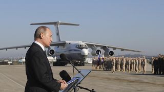 Putin vor russischen Truppen auf der Militärbasis Hmeimim in Syrien.