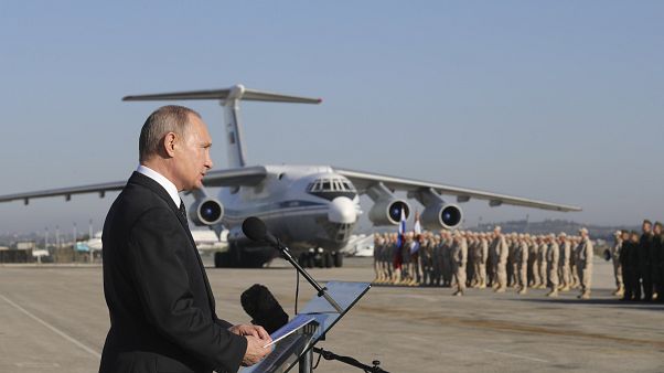 Putin vor russischen Truppen auf der Militärbasis Hmeimim in Syrien. Putin vor russischen Truppen auf der Militärbasis Hmeimim in Syrien.