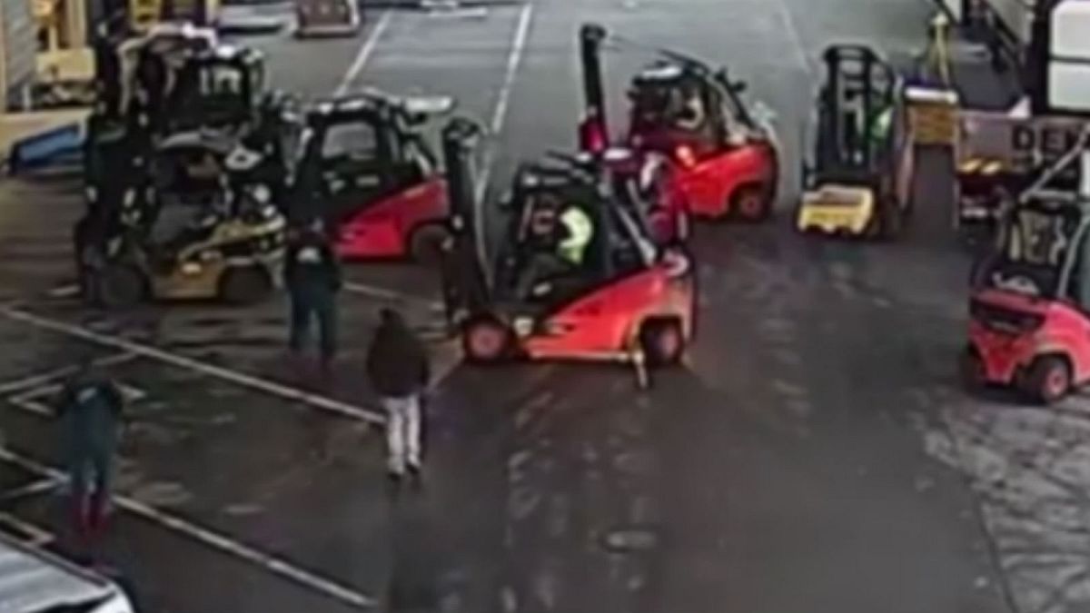 Watch: Warehouse workers use forklifts to block thieves’ getaway 