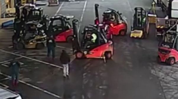 Watch: Warehouse workers use forklifts to block thieves’ getaway Watch: Warehouse workers use forklifts to block thieves’ getaway