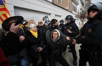 Protesto contra devolução de peças de arte termina em confrontos