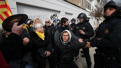 Protesto contra devolução de peças de arte termina em confrontos