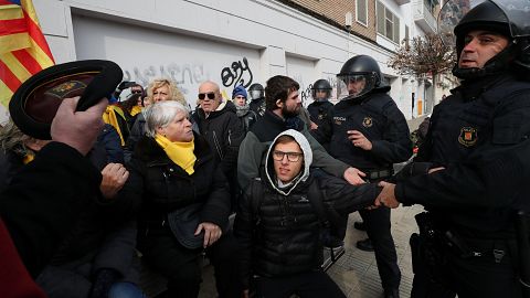 Protesto contra devolução de peças de arte termina em confrontos