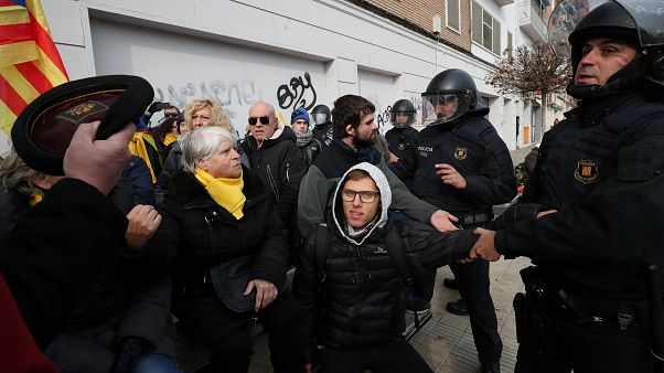 Protesto contra devolução de peças de arte termina em confrontos Protesto contra devolução de peças de arte termina em confrontos