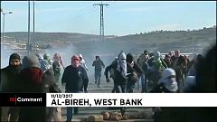 manifestanti palestinesi ad al-Bireh, nei dintorni di Ramallah 