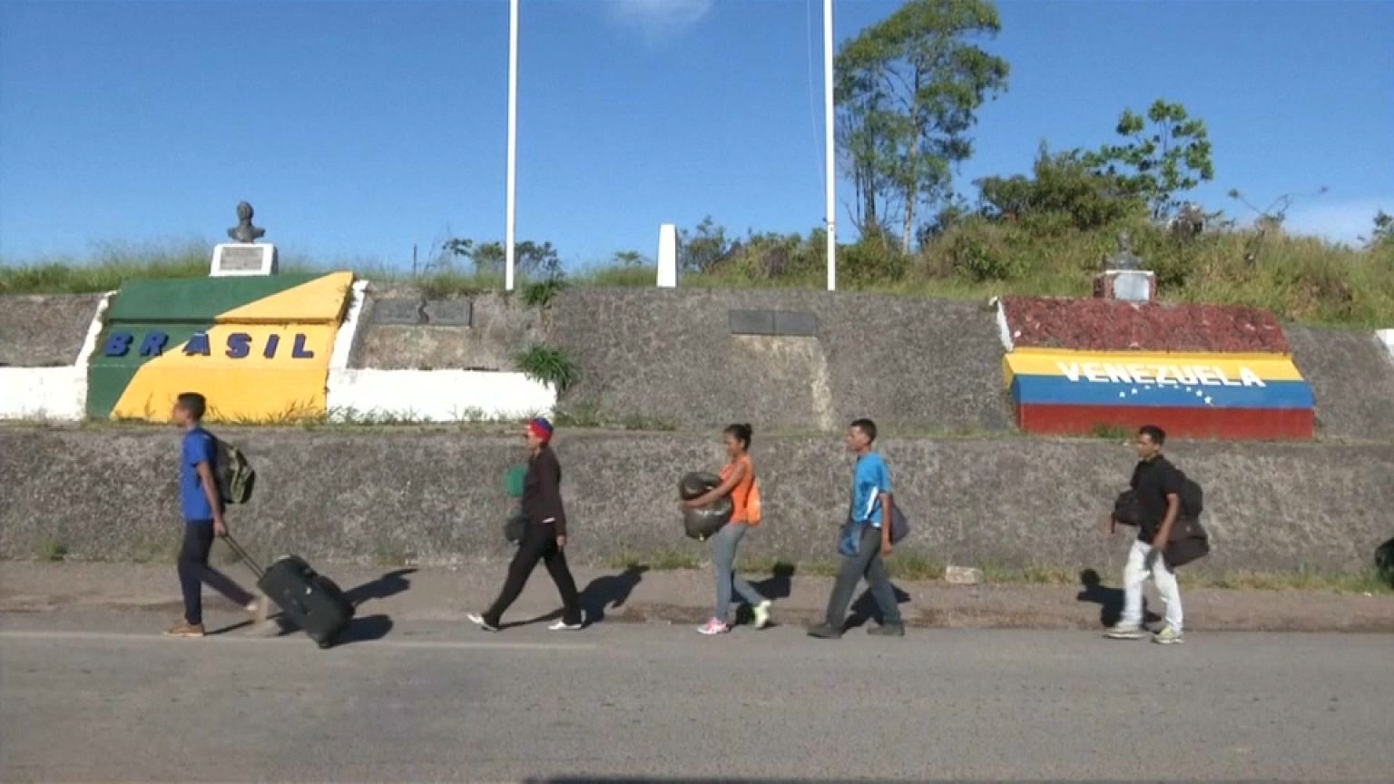 Miles de venezolanos emigran a pie a Brasil