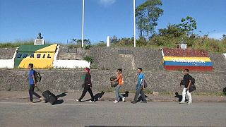 Miles de venezolanos emigran a pie a Brasil