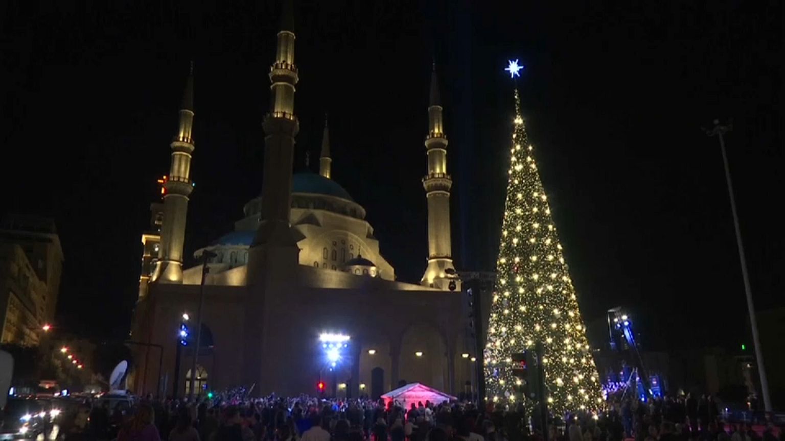 شاهد: بيروت تضيء شجرة الميلاد تحية إلى القدس