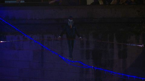 Un funambule traverse le Tibre