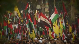 Hezbollah junta milhares de manifestantes em Beirute