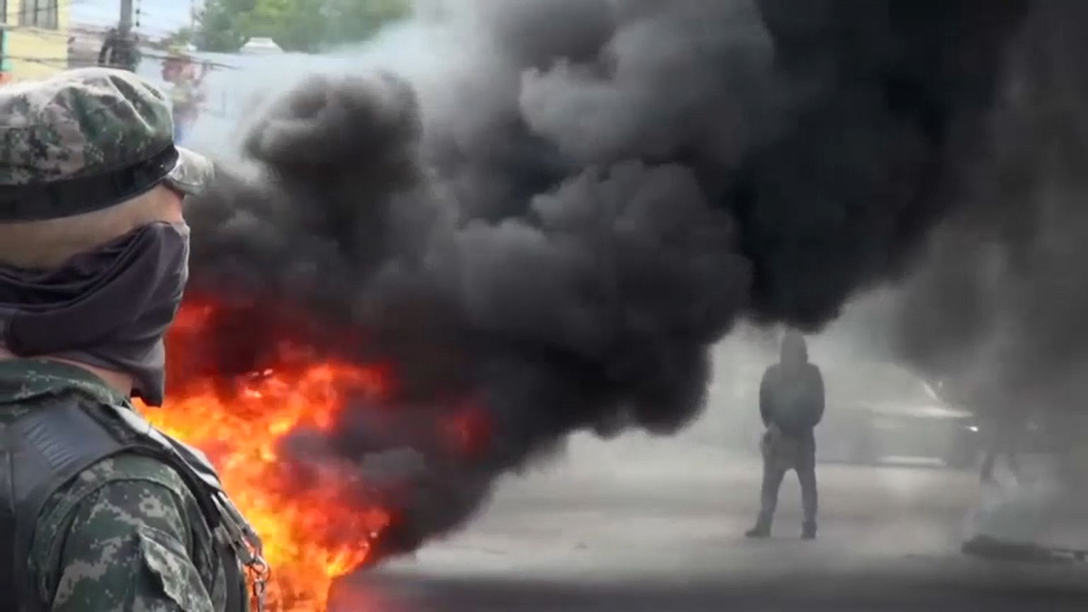 Un militar observa a un manifestante en Tegucigalpa