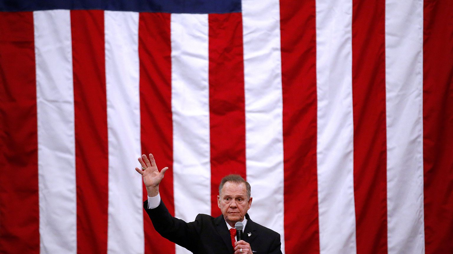 Roy Moore discursa perante apoiantes