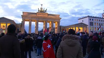 Merkel: nem lesz több zászlóégetés!