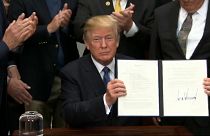 Donald Trump muestra firmada la Directiva de Política Espacial 1