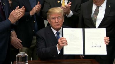 Donald Trump muestra firmada la Directiva de Política Espacial 1
