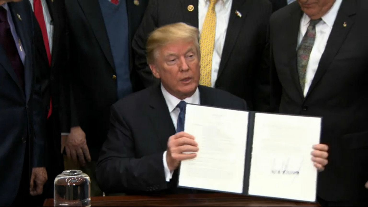 Trump tem a cabeça na Lua