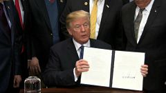 Trump tem a cabeça na Lua