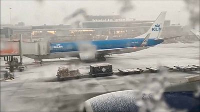 El aeropuerto de Amsterdam paralizado por el temporal de nieve