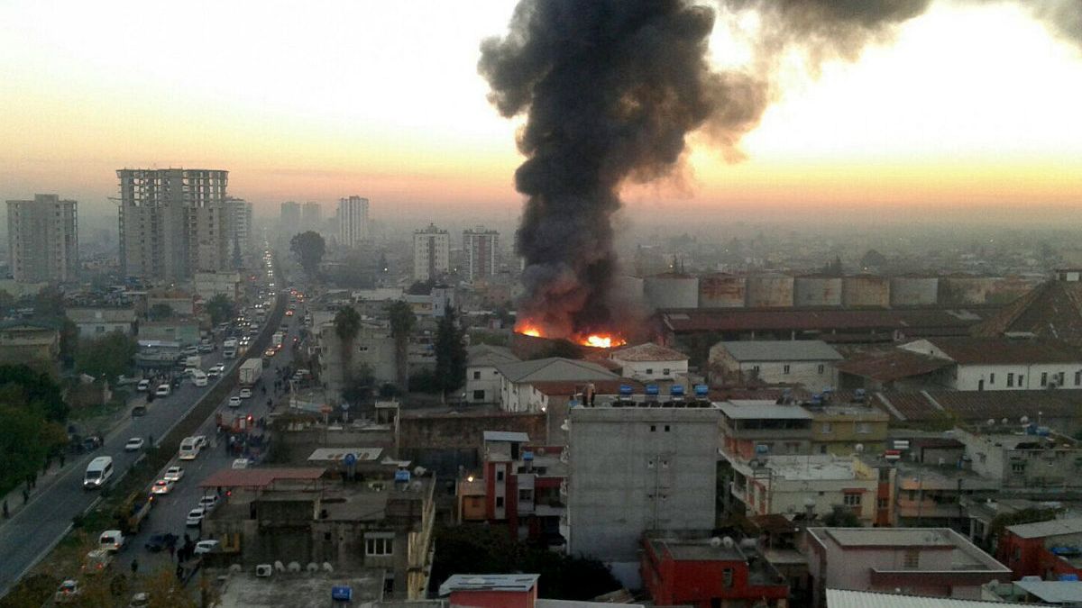 Adana'da kullanılmayan fabrikada yangın çıktı