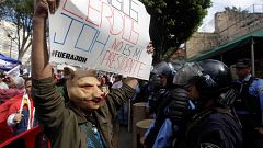 Ein Unterstützer des Herausforderers Nasralla steht der Polizei gegenüber