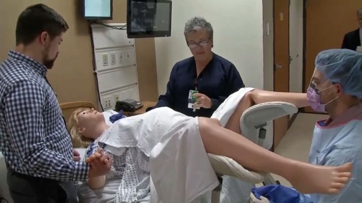 Un robot "embarazado" para ayudar en partos a toxicodependientes 