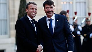 Emmanuel Macron fogadja a megbeszélésükre érkező Áder Jánost