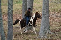 روی مور، نامزد جمهوریخواه آلاباما سوار بر اسب به حوزه رای‌گیری رفت