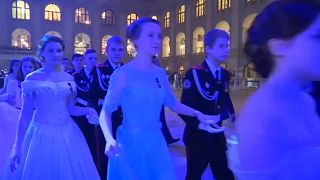 Кадеты, вперёд: в Кремле прошел легендарный кадетский бал