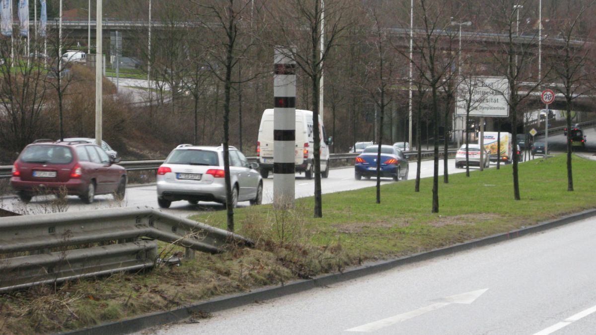 آلمان؛ راننده تراکتور ۶ دوربین کنترل سرعت را تخریب کرد